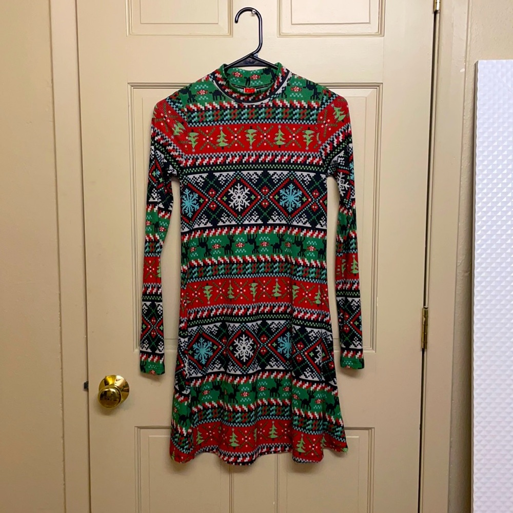 Cute Christmas long sleeve mini dress. Size XS but fits more like a small.